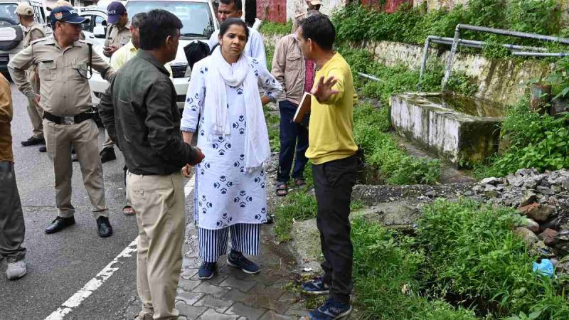 भारी बारिश के चलते डीएम  नितिका खंडेलवाल ने किया वाल्मीकि बस्ती व बौराड़ी क्षेत्र का निरीक्षण