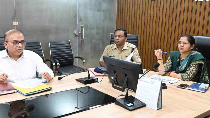 डीएम की अध्यक्षता में पार्किंग निर्माण एवं हस्तांतरण की समीक्षा बैठक आयोजित
