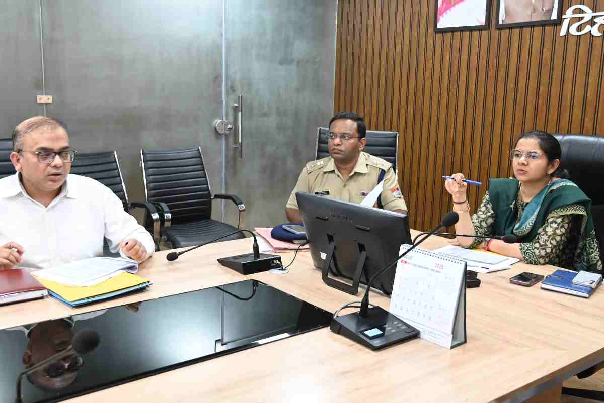 डीएम की अध्यक्षता में पार्किंग निर्माण एवं हस्तांतरण की समीक्षा बैठक आयोजित
