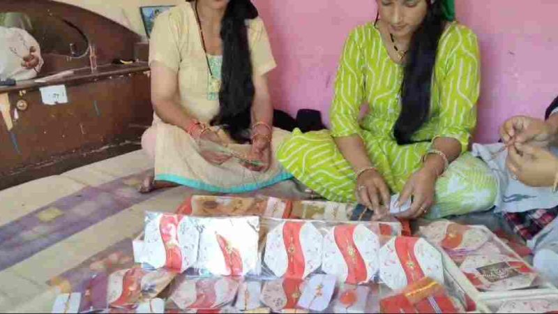 प्राकृतिक राखियों से आत्मनिर्भरता की राह पर जौनपुर की महिलाएं
