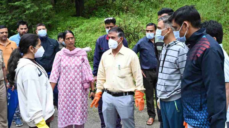 स्वतंत्रता दिवस पर टिहरी जिला प्रशासन का सफाई अभियान: वृक्षारोपण भी किया