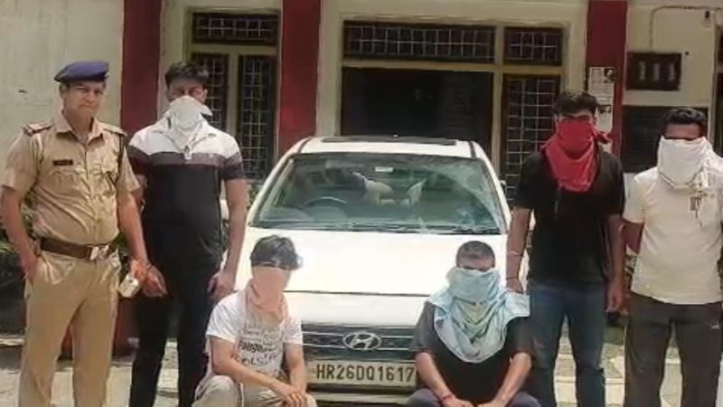 चलती कार में स्टंट करना पड़ा महंगा, हरियाणा नंबर की वरना कार सीज़