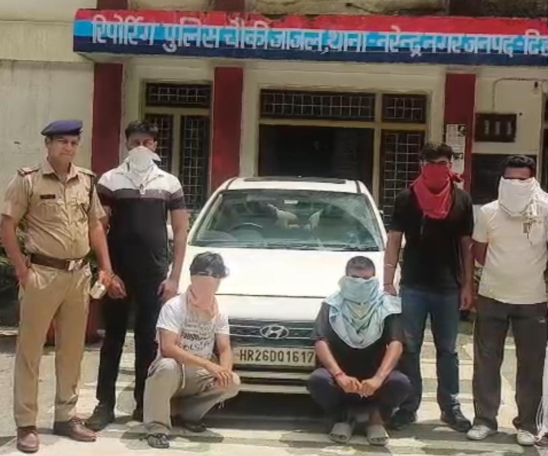 चलती कार में स्टंट करना पड़ा महंगा, हरियाणा नंबर की वरना कार सीज़
