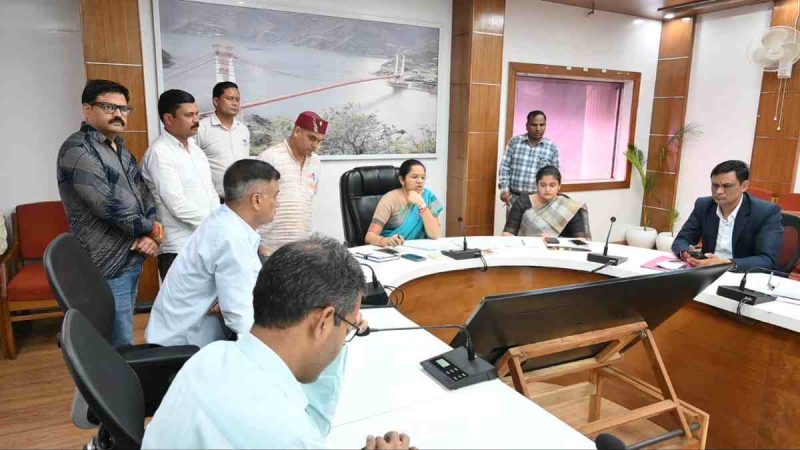 डीएम नितिका खंडेलवाल ने जनता मिलन में सुनी 28 जन समस्याएं