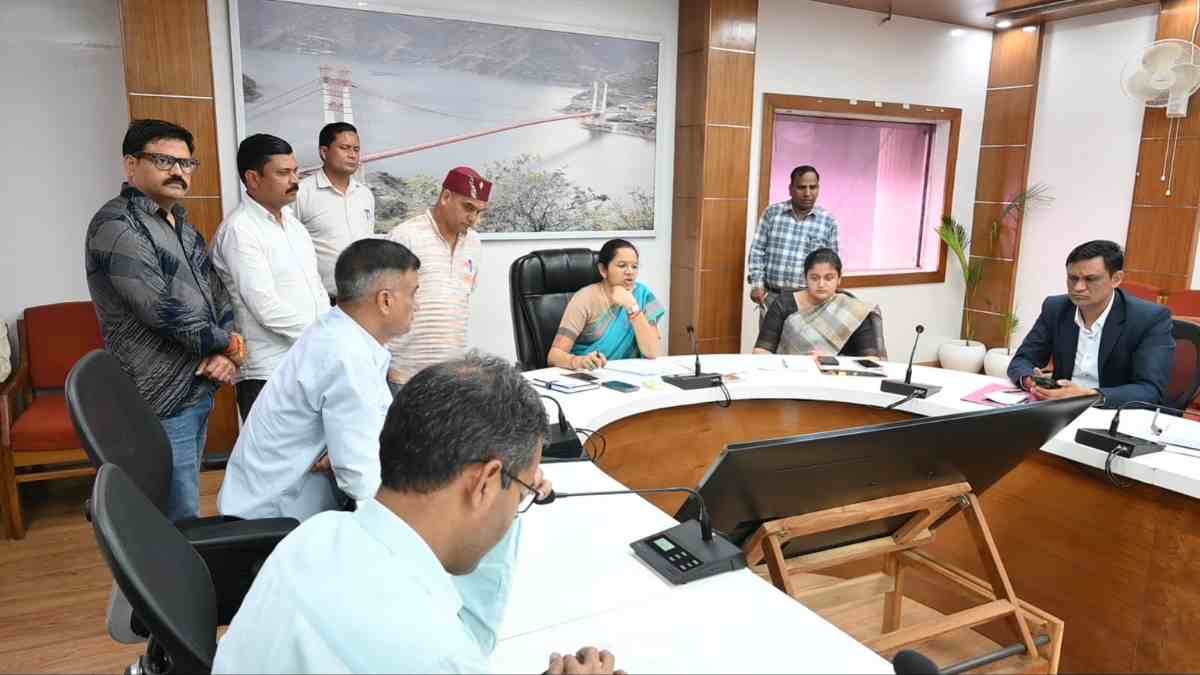 डीएम नितिका खंडेलवाल ने जनता मिलन में सुनी 28 जन समस्याएं
