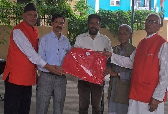 आचार्य बालकृष्ण के अवतरण दिवस पर योग व वृक्षारोपण किया