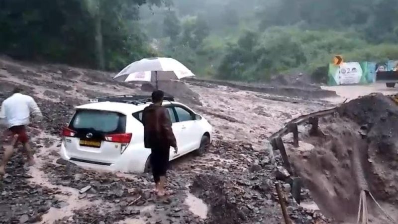 टिहरी गढ़वाल में लगातार बारिश से जनजीवन प्रभावित, कई मार्ग अवरुद्ध