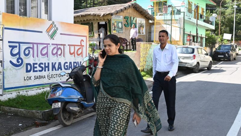 “नो व्हीकल डे” पर टिहरी प्रशासन ने पैदल चल दिया पर्यावरण संरक्षण का संदेश