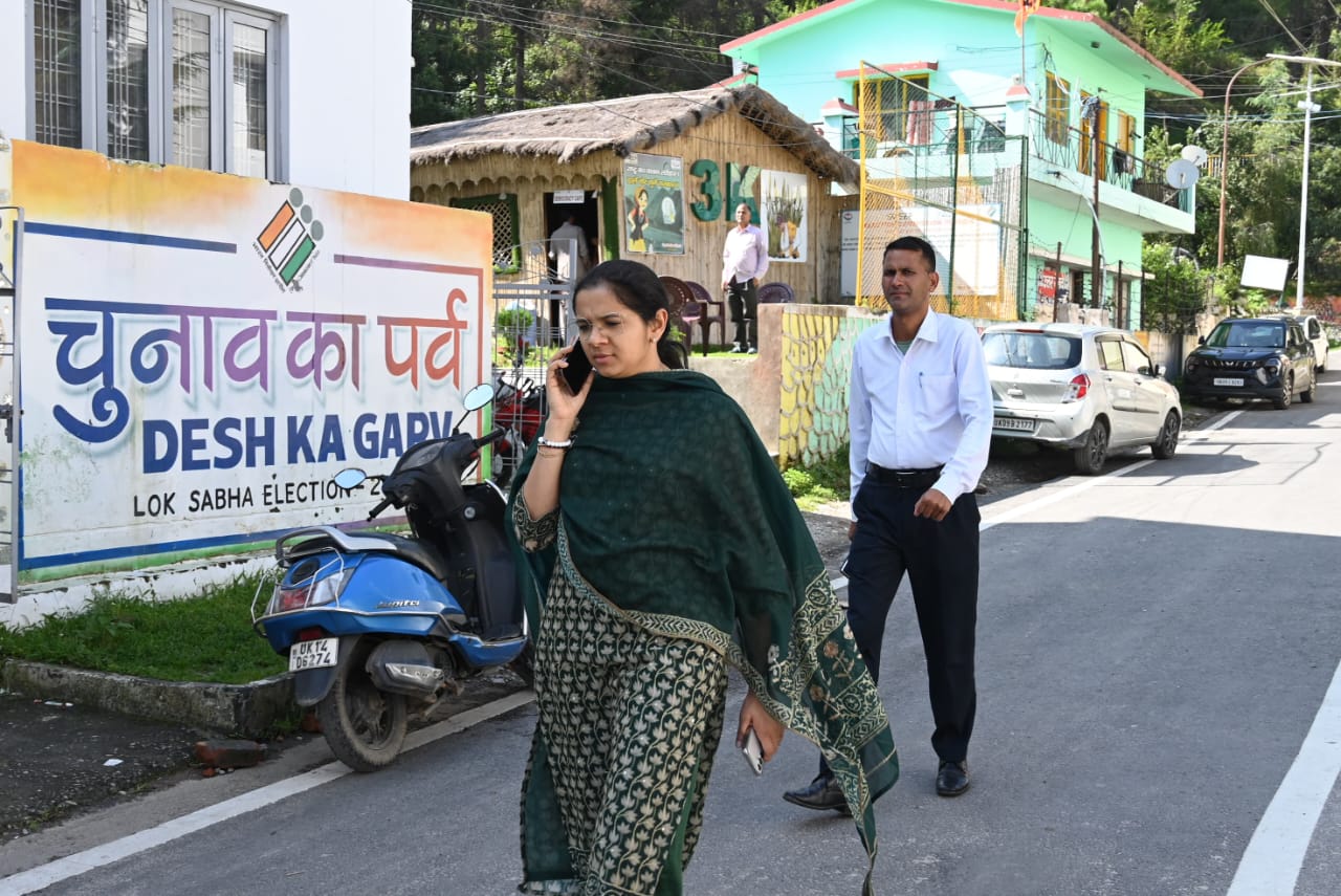 “नो व्हीकल डे” पर टिहरी प्रशासन ने पैदल चल दिया पर्यावरण संरक्षण का संदेश
