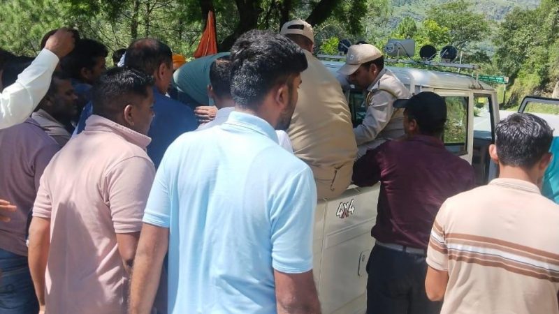 भूस्खलन से बद्रीनाथ हाईवे बाधित, यात्रियों के लिए राहत कार्य जारी