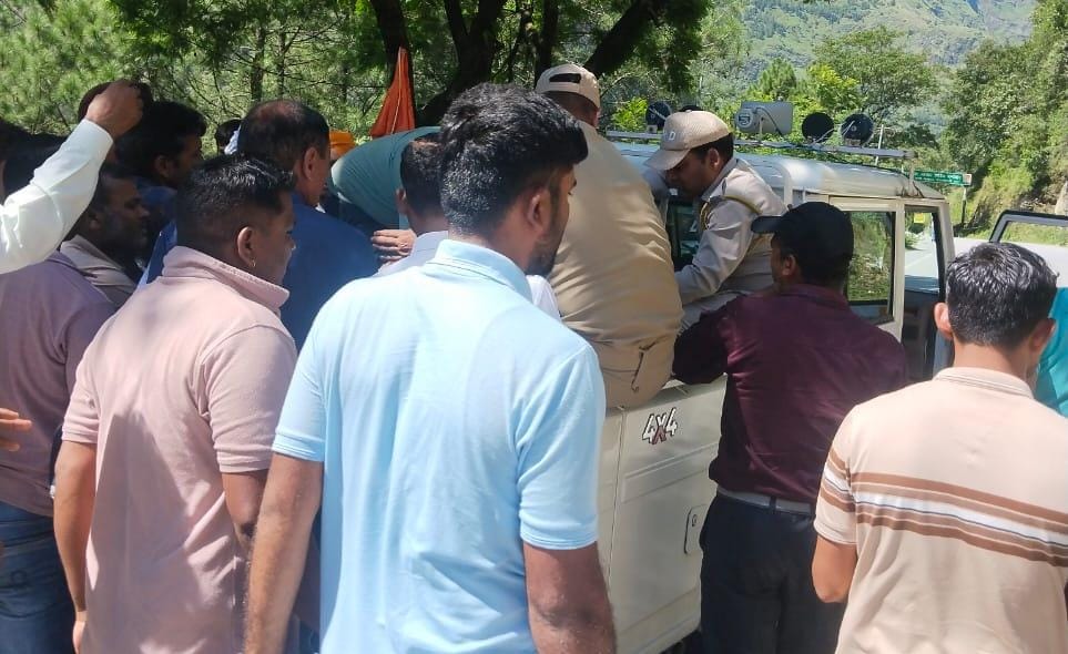 भूस्खलन से बद्रीनाथ हाईवे बाधित, यात्रियों के लिए राहत कार्य जारी