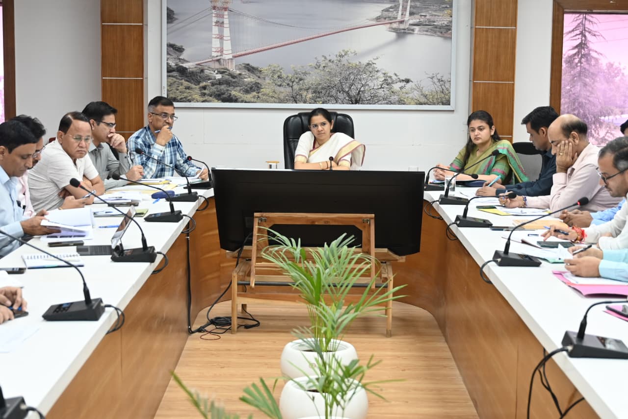 मुख्यमंत्री निर्देशानुसार प्राकृतिक आपदा के कारण हुई क्षति के आंकलन को लेकर डीएम ने ली बैठक