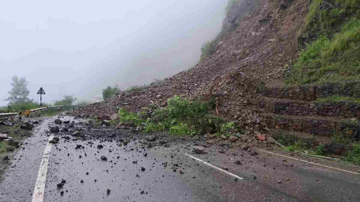 टिहरी गढ़वाल में कई मार्ग अवरुद्ध, जेसीबी से मलबा हटाने का कार्य जारी