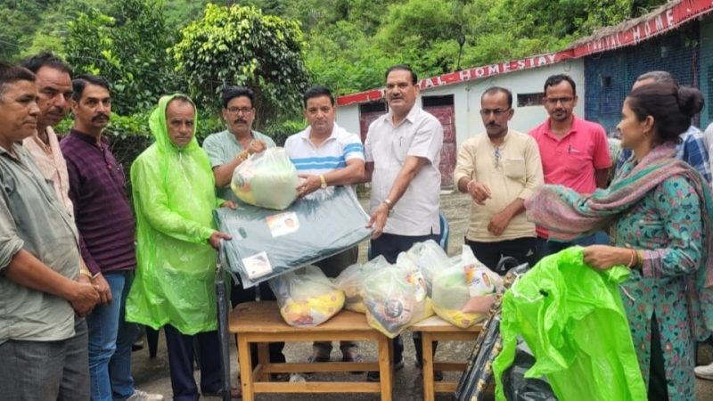 ग्राम पनेथ खतरे की जद में📌 विधायक विक्रम सिंह नेगी ने प्रभावितों को तात्कालिक राहत सामग्री वितरित की