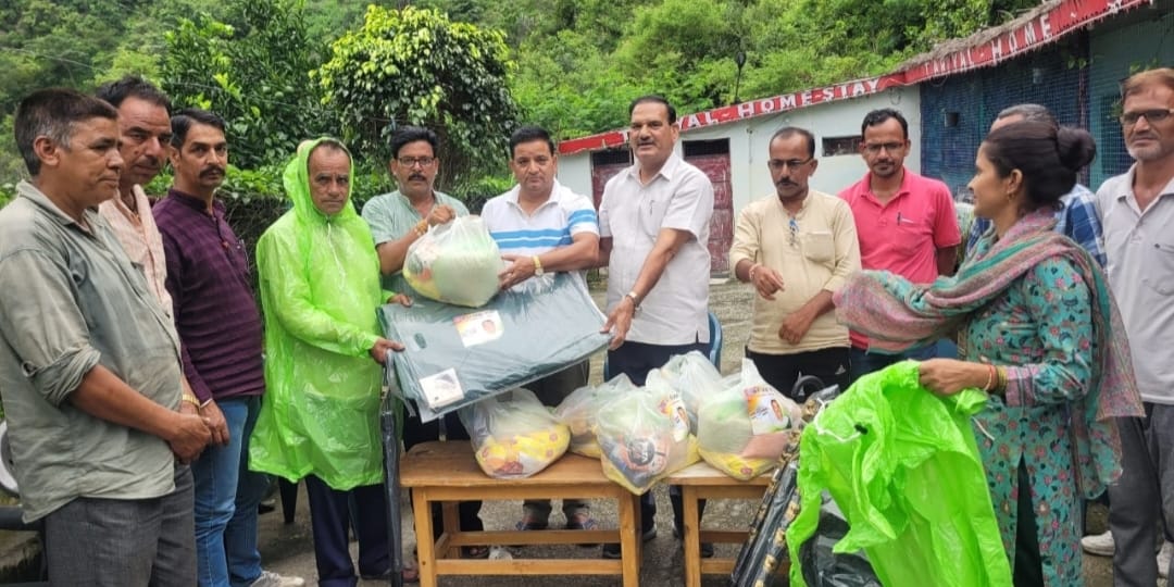 ग्राम पनेथ खतरे की जद में📌 विधायक विक्रम सिंह नेगी ने प्रभावितों को तात्कालिक राहत सामग्री वितरित की