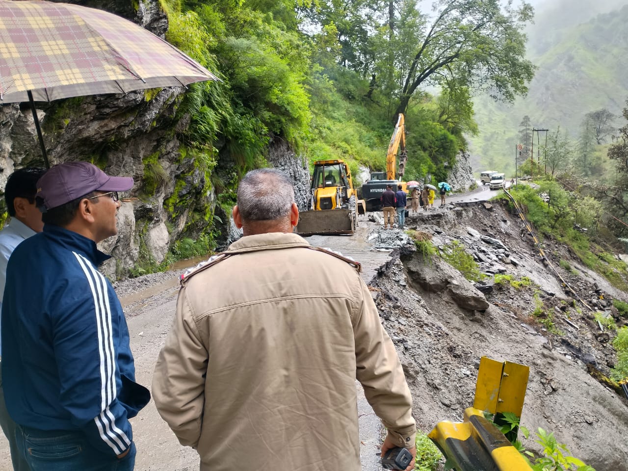 डबरानी में जिलाधिकारी ने किया मार्ग बहाली कार्यों का निरीक्षण